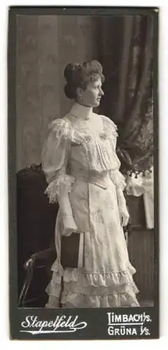 Fotografie Conrad Stapelfeld, Limbach i/S, Frau im eleganten Kleid mit Buch