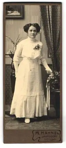 Fotografie M. Hähnel, Jahnsdorf, Elegante Dame mit Blumenarrangement