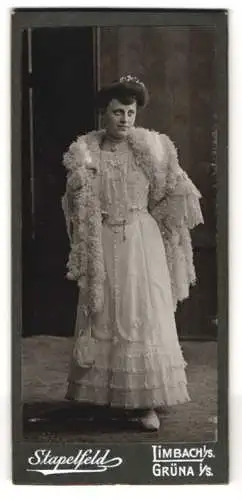 Fotografie Conrad Stapelfeld, Grüna i. S., Pleissaerstrasse, Frau in eleganter Garderobe