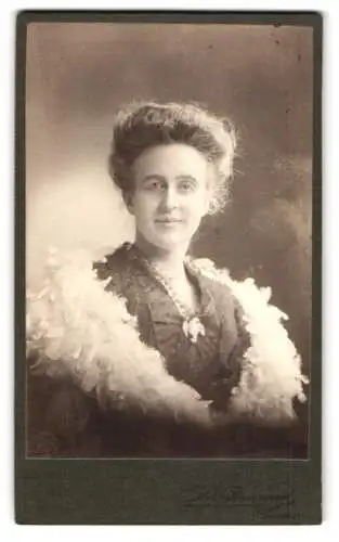 Fotografie Herm. Hamnqvist, Stockholm, Porträt einer Dame mit elegantem Federbesatz