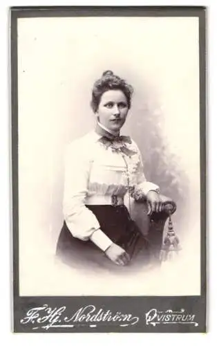 Fotografie F. H. Nordström, Qvistrum, Elegante Dame im Porträt