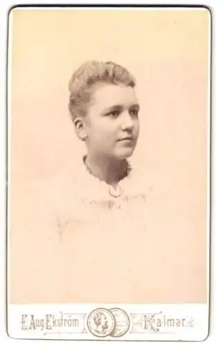 Fotografie E. Aug. Ekström, Kalmar, Södra Långgatan 28, Portrait einer jungen Frau