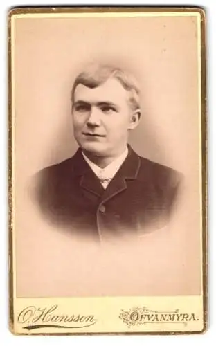 Fotografie O. Hansson, Ovanmyra, Portrait eines jungen Mannes