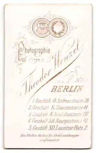 Fotografie Theodor Wenzel, Berlin, Andreasstrasse 28, Junge in elegantem Anzug