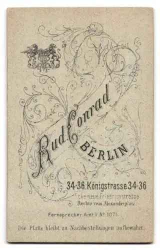 Fotografie Rud. Conrad, Berlin, Königstrasse 34-36, Porträt einer Dame in edler Garderobe