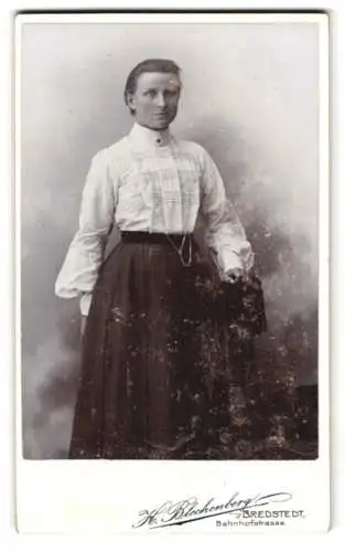 Fotografie H. Blechenberg, Bredstedt, Bahnhofstrasse, Frau in eleganter Kleidung