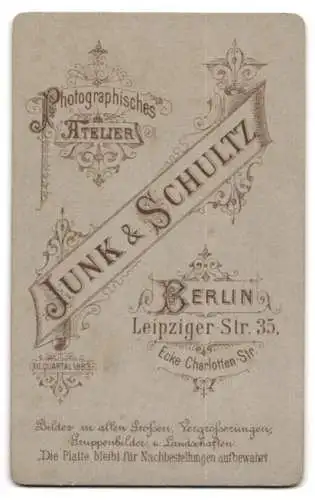 Fotografie Junk & Schultz, Berlin, Leipziger-Str. 35, Porträt einer Frau mit Kreuzkette