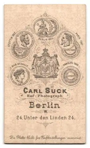 Fotografie Carl Suck, Berlin, Unter den Linden 24, Porträt einer Frau mit Kreuzkette