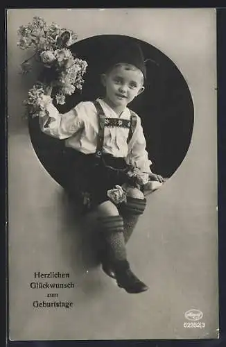 Foto-AK Amag Nr. 62352 /3: Junger Knabe in Lederhose mit Blumenstrauss, Geburtstagskarte