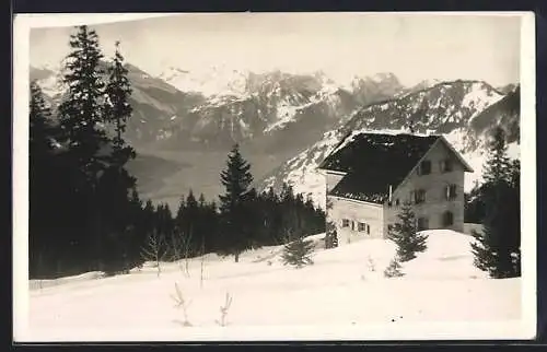 AK Naturfreundehaus Tscherwald, Berghütte mit Bergpanorama im Winter