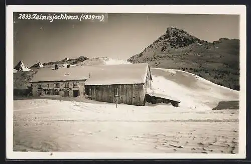 AK Zeinisjochhaus, Berghütte im Winter mit Gipfelpanorama