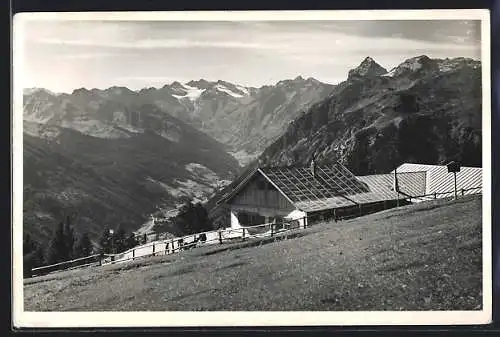 AK Schutzhaus Hühnerspiel, Ansicht mit Blick in die Berge