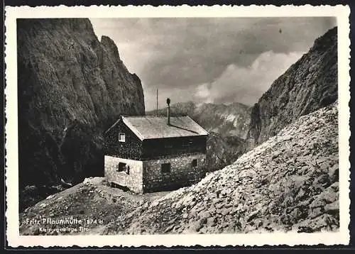 AK Fritz Pflaumhütte /Kaisergebirge, Ansicht zwischen Felswänden