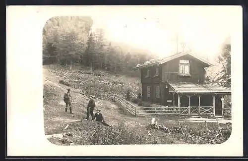 Foto-AK Gamsecker Hütte, Wanderer vor der Berghütte