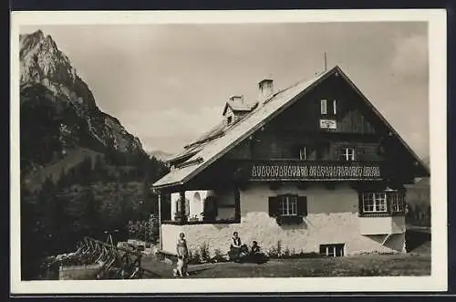 AK Ostpreussenhütte /Hochkönig, Frauen und Hund vor der Berghütte