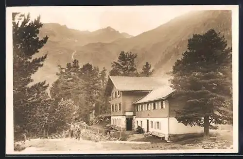 AK Gepatschhaus /Ötztaler Ferner, Wanderer vor der Berghütte