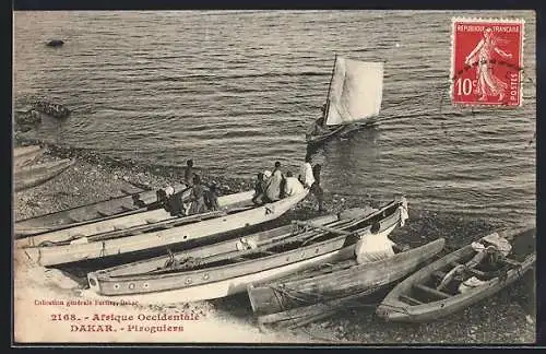 AK Dakar, Piroguiers sur la Plage