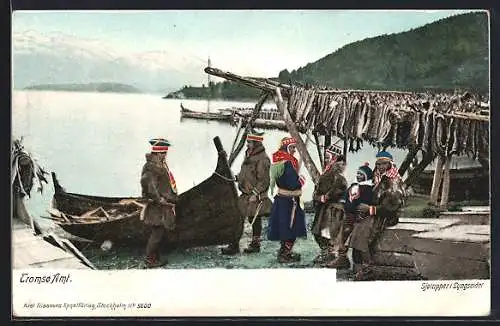 AK Tromso, Leute in norwegischer Tracht am Wasser, Ruderboot