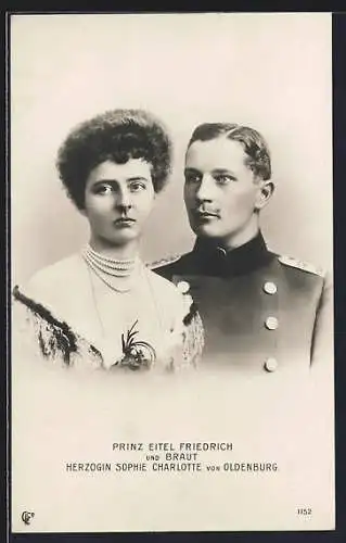 AK Prinz Eitel Friedrich von Preussen in Uniform und seine Braut Herzogin Sophie Charlotte von Oldenburg