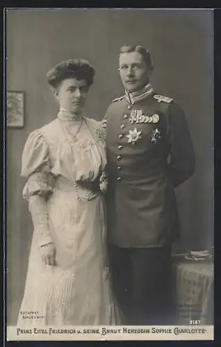 AK Prinz Eitel Friedrich von Preussen in Uniform mit seiner Braut Herzogin Sophie Charlotte von Oldenburg