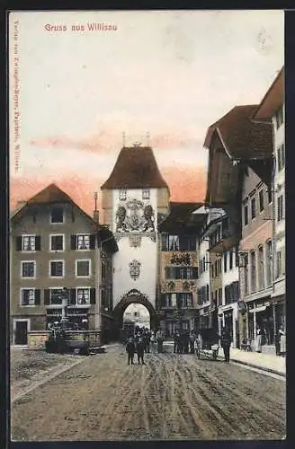 AK Willisau, Strasse mit Turm und Tor, Brunnen