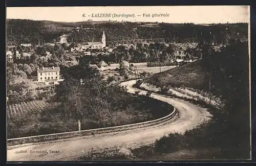 AK Lalinde, Vue générale du village et des environs verdoyants