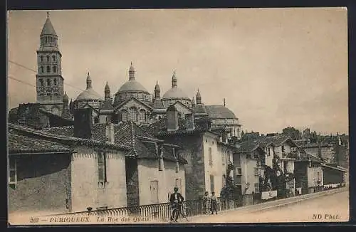 AK Périgueux, La Rue des Quais et vue de la cathédrale