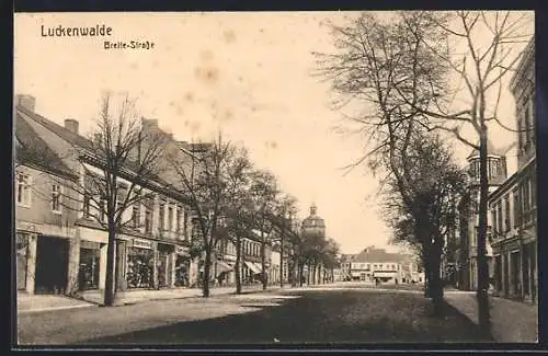 AK Luckenwalde, Breite-Strasse mit Geschäften