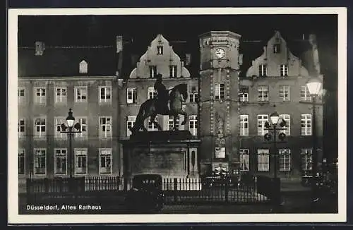 AK Düsseldorf, Altes Rathaus mit Denkmal bei Nacht