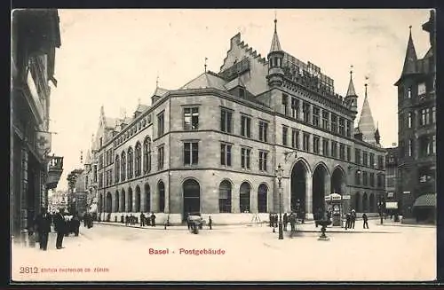 AK Basel, Postgebäude mit Litfasssäule und Passanten