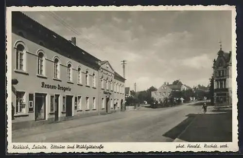 AK Neukirch / Lausitz, Zittauer- und Mühlgutstrasse mit Kronen-Drogerie