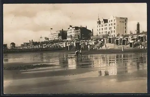 Foto-AK Borkum, Strandpartie mit Blick auf Hotels