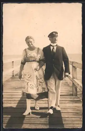 Foto-AK Grömitz, Kapitän mit seiner Frau auf dem Landesteg 1921