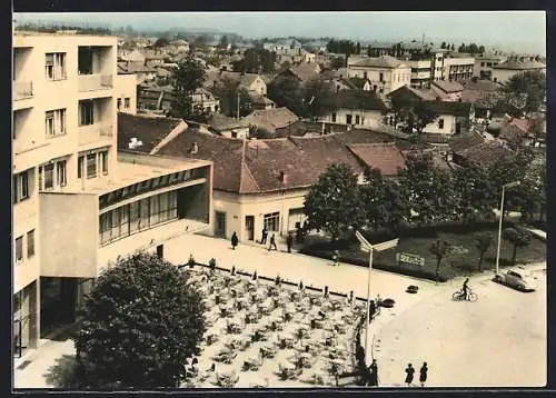 AK Kraljevo, Teilansicht mit Flachdach-Gebäude / Gaststättenterrasse aus der Vogelschau