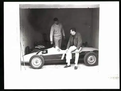 Fotografie Auto Formel Rennwagen, Männer in Garage mit Eigenbau Low-Budget Rennwagen