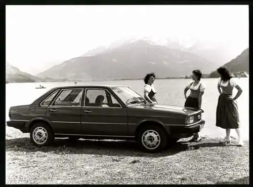 Fotografie Auto Audi 80 Limousine, PKW und hübsche Frauen in Tracht, Werkfoto