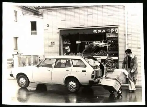 Fotografie Auto Mitsubishi Lancer Kombi, SPAR Lebensmittelhändler packt Einkauf aus