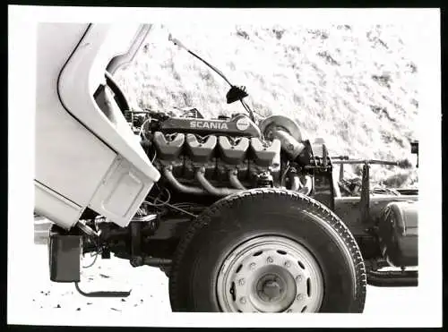 Fotografie Lastwagen Scania, V8 Diesel-Motor unter der angekippten Fahrerkabine