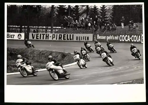 Fotografie Motorsport, Motorrad-Rennen, Rennmotorräder kurz nach dem Start, Reklame Coca Cola, Pirelli