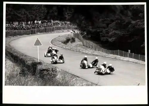 Fotografie Motorsport, Motorrad-Rennen, Rennmotorräder mit Seitenwagen kurz nach dem Start