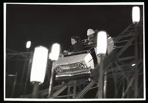 Fotografie Rummel - Kirmes, Achterbahn Fahrgeschäft mit Gondel im Opel-Design