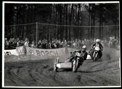 Fotografie Motorsport, Motorradrennen / Geländerennen - Motocross, Rennmotorräder mit Seitenwagen Startnummer 67 & 70