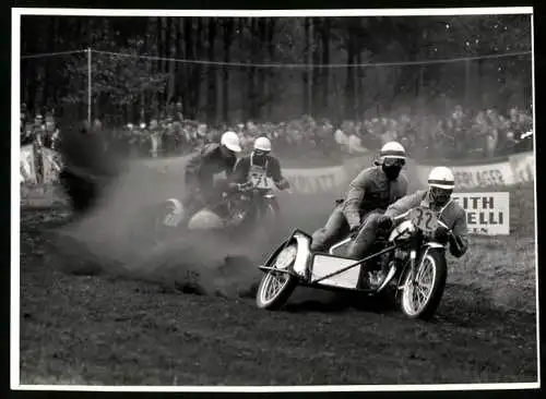 Fotografie Motorsport, Motorradrennen / Geländerennen - Motocross, Rennmotorräder mit Seitenwagen Startnummer 72 & 71