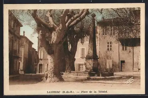 AK Lambesc, Place de la Trinité avec fontaine et arbres majestueux