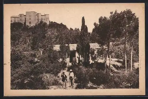 AK Meyrargues, Chapelle de la Mère de Dieu et vue sur le château dans la forêt