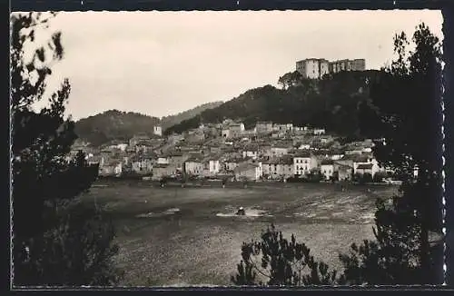 AK Meyrargues, Vue générale du village et du château sur la colline