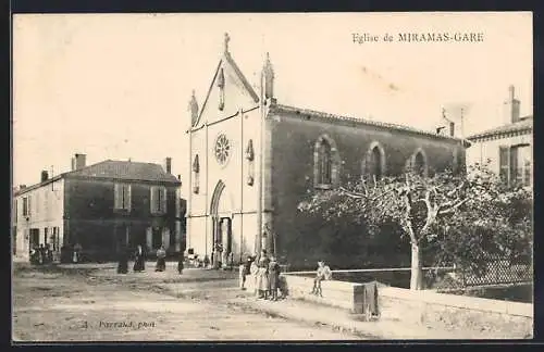 AK Miramas, Église de Miramas-Gare avec passants devant l`église