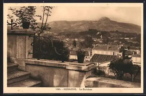 AK Aubagne, Le Garlaban et vue sur les toits du village