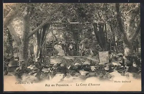 AK Aix en Provence, La Cour d`Amour sous les arbres