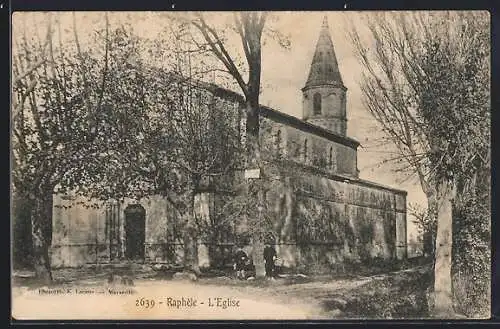 AK Raphèle, L`Église entourée d`arbres